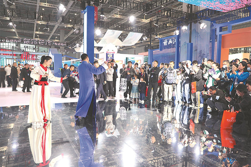 11月22日,在安徽馆内,参观者展示购买的黄梅戏文创贺卡。本报记者 李 季 摄