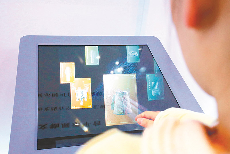 11月23日,在安徽博物院展区里,参观者通过可交互空中成像系统,沉浸式了解安徽境内出土的文物。本报记者 李 季 摄