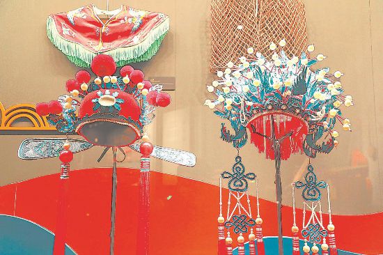 博物馆内展出的驸马帽、凤冠。