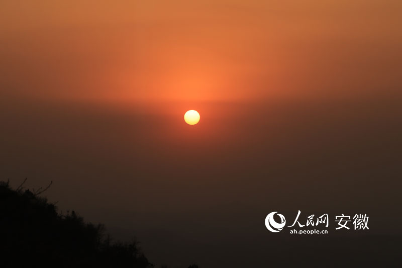 庐南川藏线上的落日风光。人民网记者 王晓飞摄