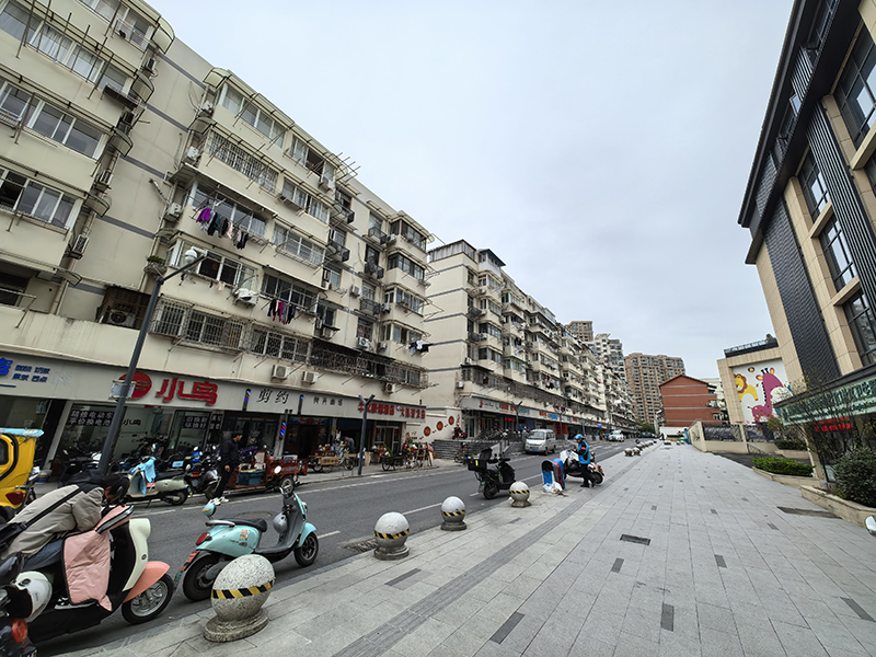 焕然一新的北坛正街,沿街铺面成了旺铺。人民网记者 汪瑞华摄.jpg