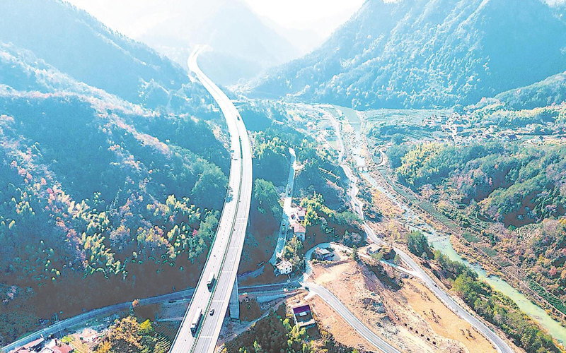 岳西县响肠镇无愁村，车辆行驶在济广高速和新拓宽改造的乡村道路上。熊凤霞摄