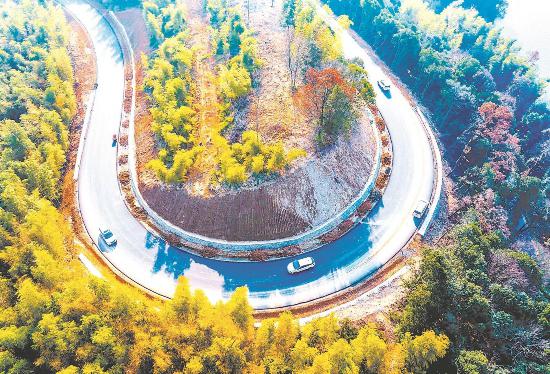 芜湖市繁昌区峨山镇东岛村，车辆行驶在平峨公路上。肖本祥摄