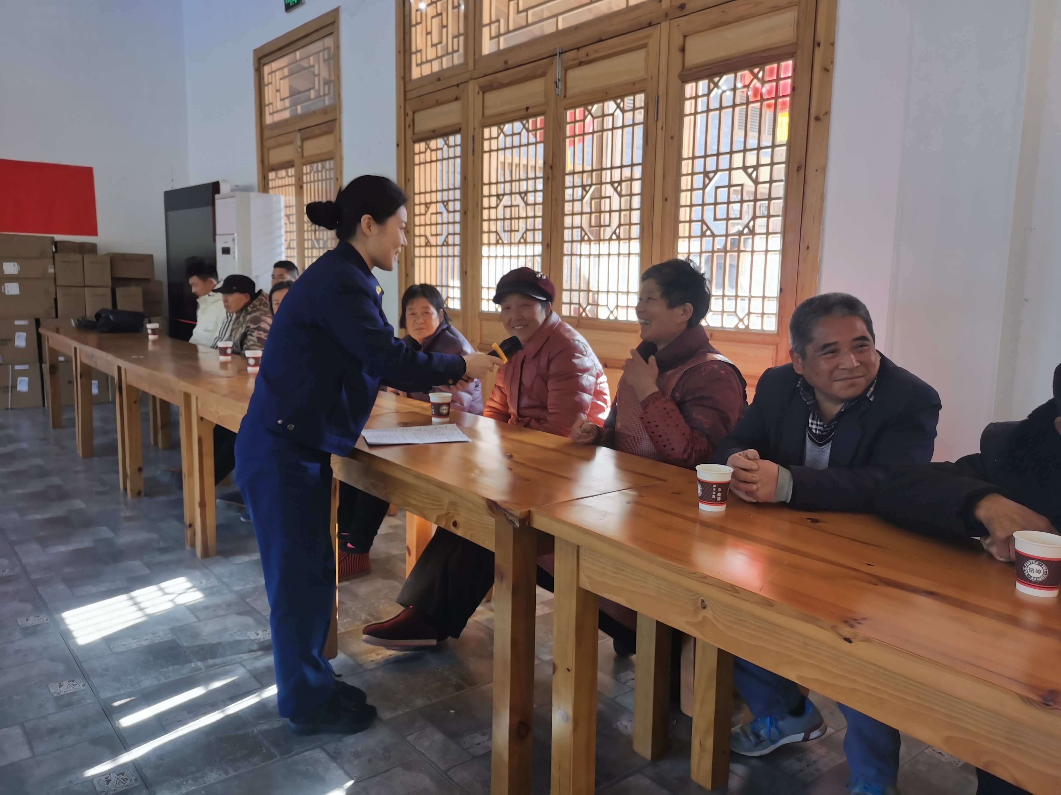 活动现场,消防员与村民进行互动。人民网 胡雨松摄