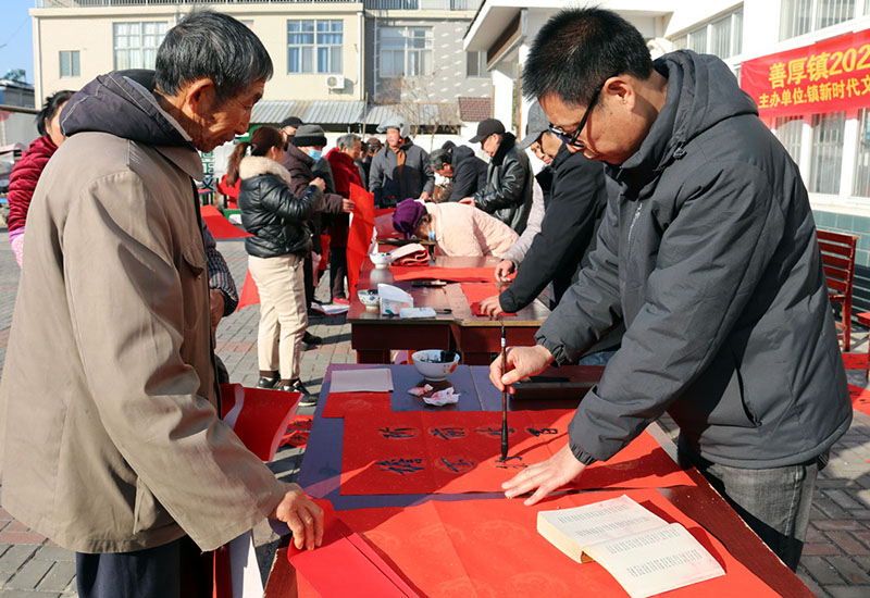 “迎新春·送春联”活动现场。