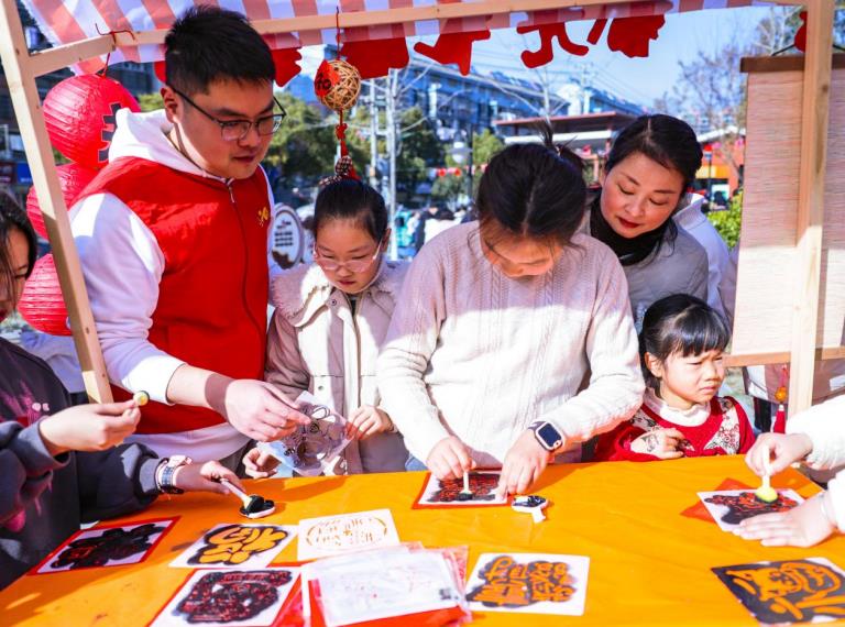 小朋友们在拓印。