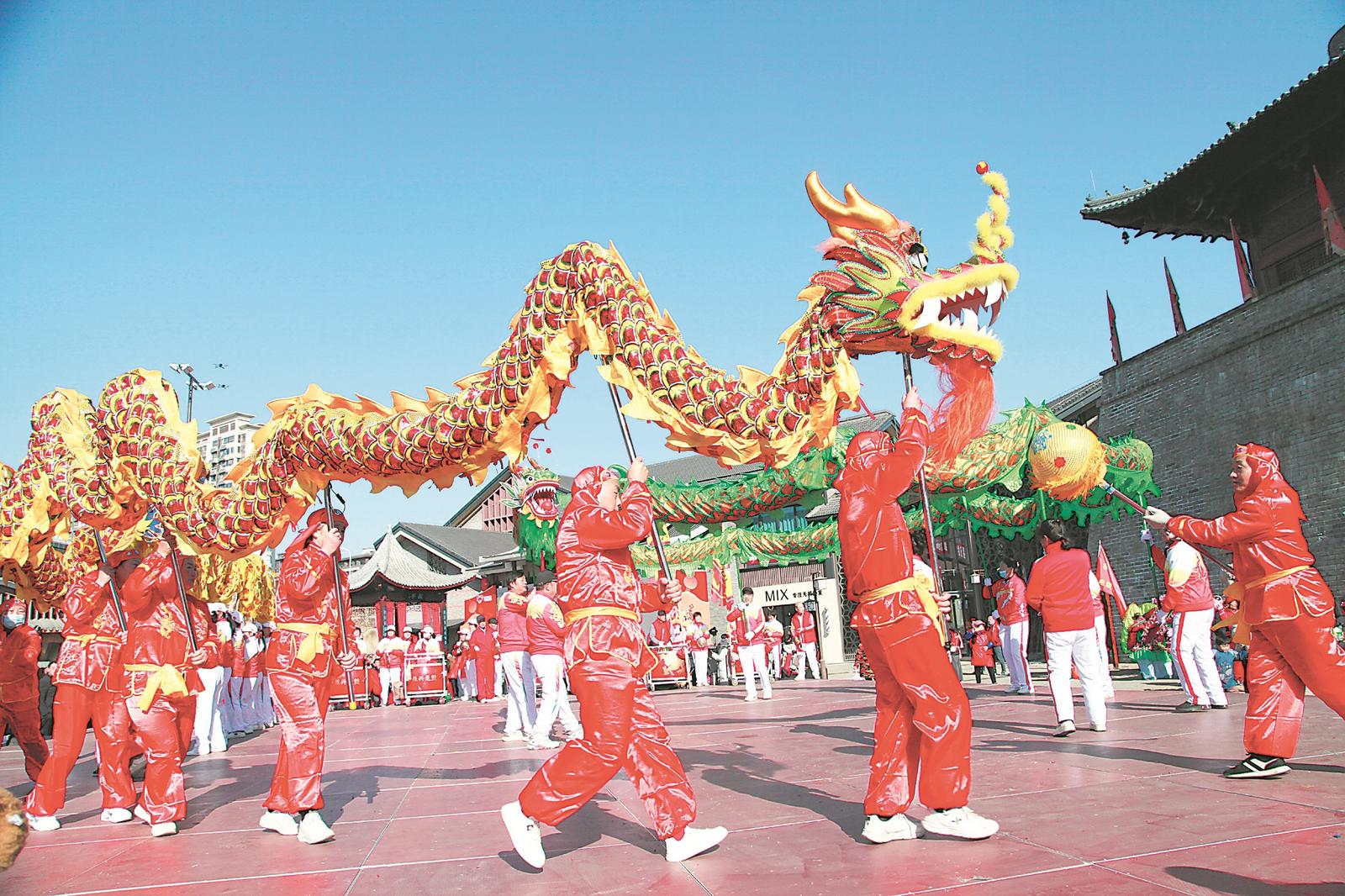 春节前夕，肥东第九届“搜货计”嘉年华暨新春年货大集活动在撮街举行。图为民俗表演现场。范柏文摄