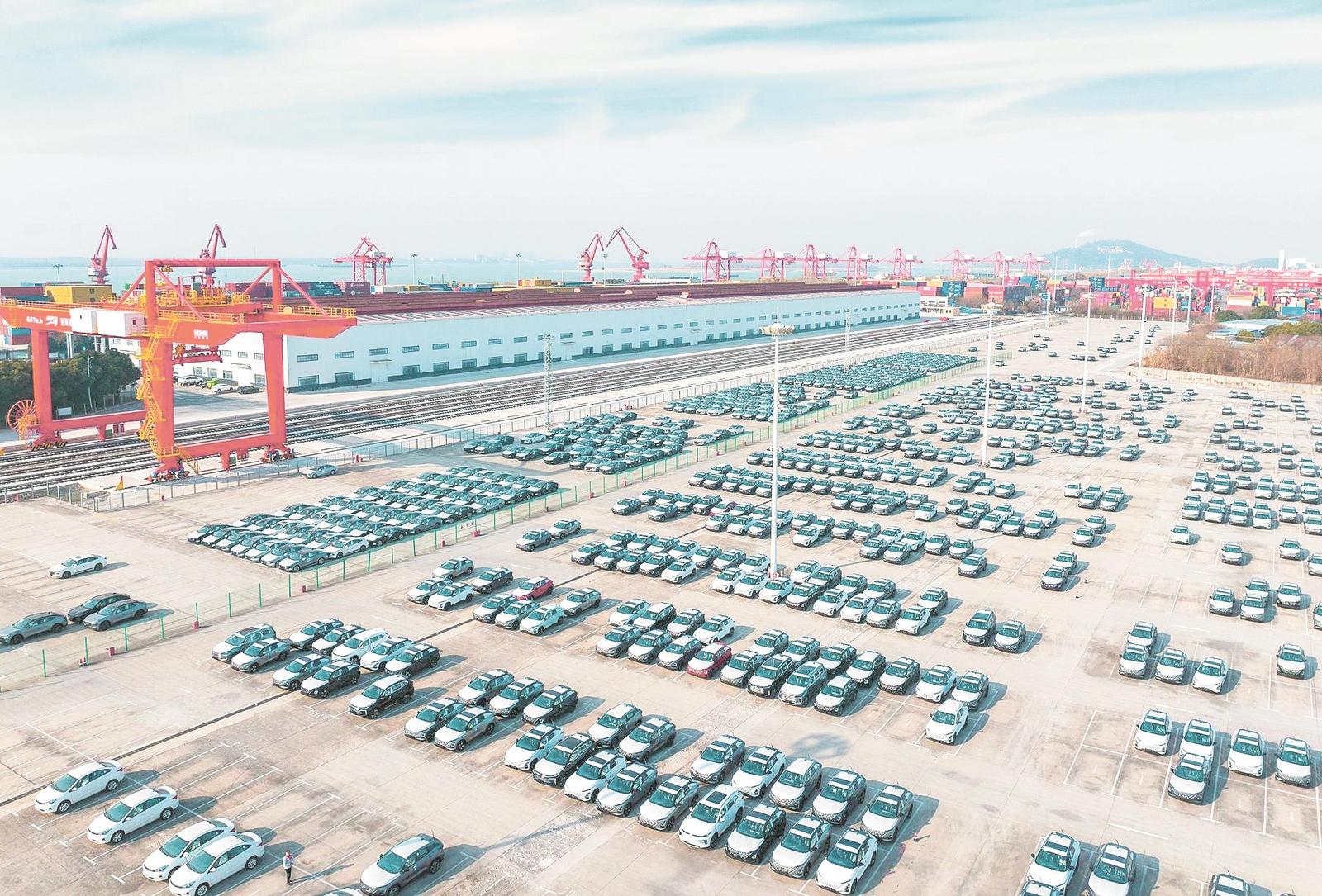 近日,芜湖港朱家桥港区码头,整齐排列的奇瑞汽车等待装船出口海外。通讯员 肖本祥 摄