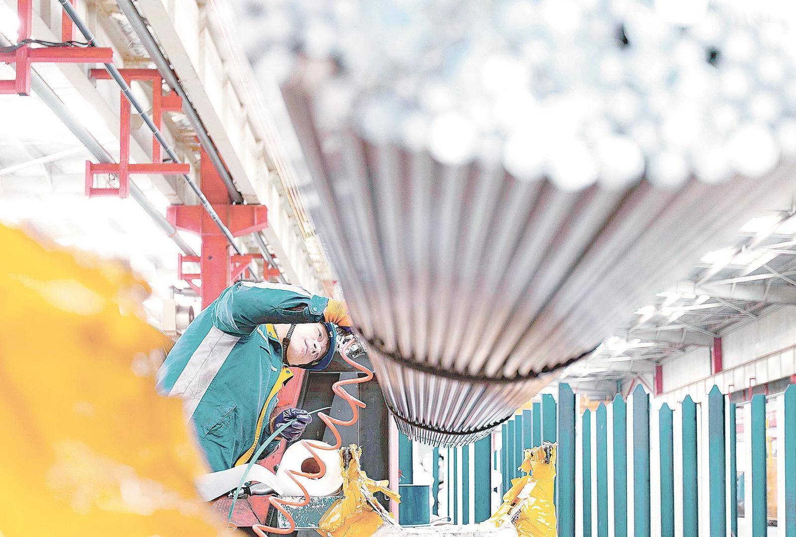 近日,安徽省“专精特新”企业马钢埃斯科特钢公司生产线上,工人正在生产高端汽车弹簧用钢产品。通讯员 罗继胜 摄