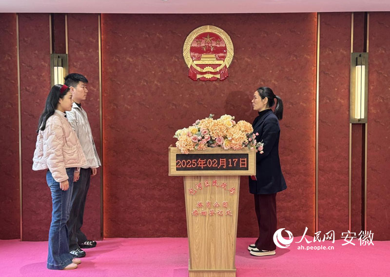 现场举行“颁证礼”。 人民网 吕欢欢摄