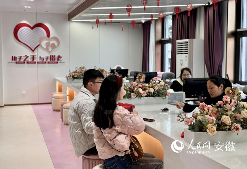 一对新人正在办理婚姻登记。 人民网 吕欢欢摄