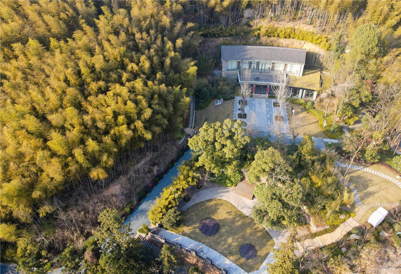 山村田园风情民宿与绿水青山以及周边竹海构成一幅美丽的田园乡旅画卷。