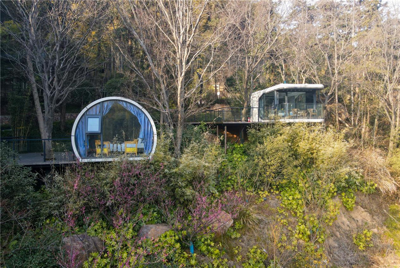 山村田园风情民宿与绿水青山以及周边竹海构成一幅美丽的田园乡旅画卷。