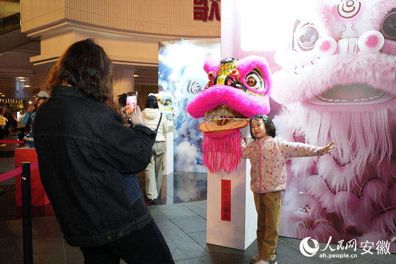 观众打卡。人民网记者 王锐摄