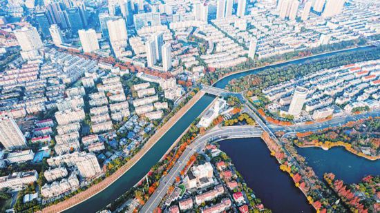 南淝河蜿蜒流淌，与周边的城市建筑、公园、桥梁等形成一幅城水交融的美丽画卷。 马二虎 摄