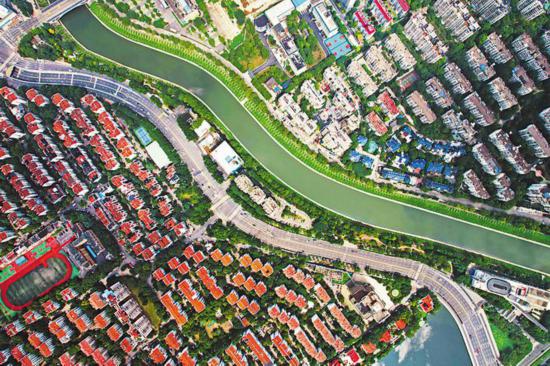 庐阳区长丰路桥畔，南淝河蜿蜒穿行，河岸两侧绿意盎然。 马二虎 摄