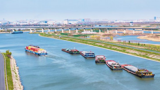 南淝河航道上货轮井然有序地穿梭往来。 桑琳 摄