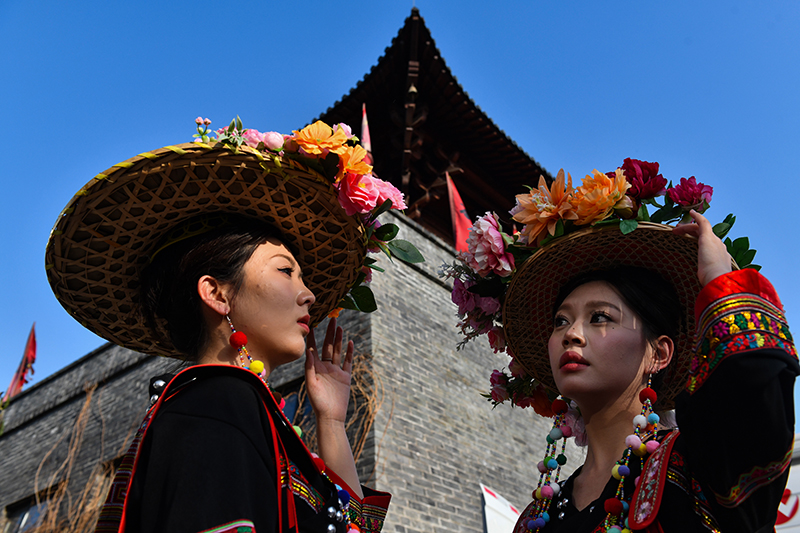 现场的簪花模特。