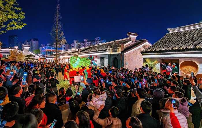 村前太平龙灯表演现场。堰桥街道供图