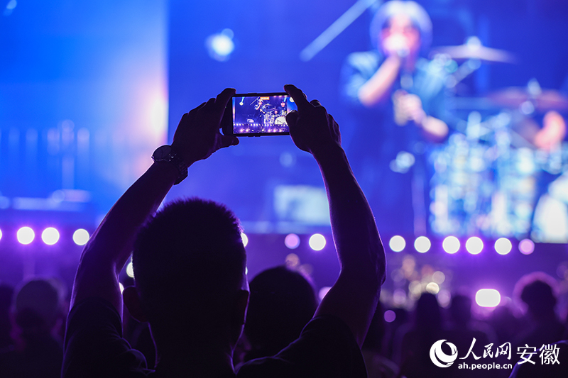 芜湖神山音乐节，观众用手机记录美好时刻。人民网记者 张俊摄