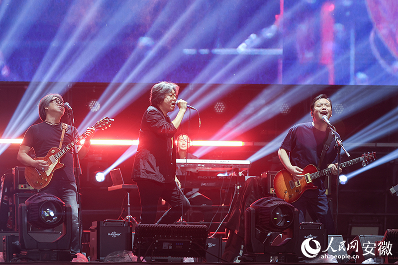 芜湖神山音乐节，歌手与乐队在台上表演。人民网记者 张俊摄
