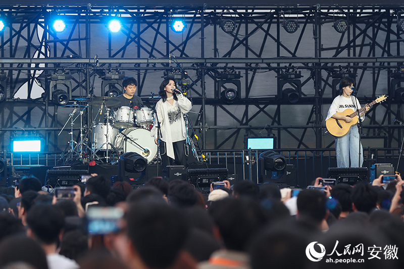 芜湖神山音乐节，歌手在台上演唱。人民网记者 张俊摄