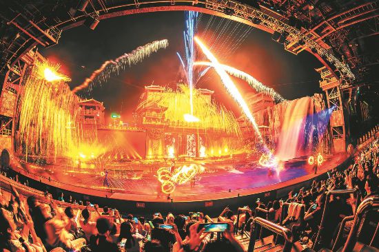 5月1日晚，合肥融创乐园里，游人在欣赏表演。通讯员 陈登余 摄