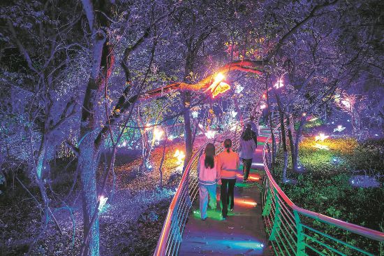 近日，游客在淮南八公山风景区参与集观光打卡、互动体验、文化影秀于一体的综合夜游。记者 范柏文 摄