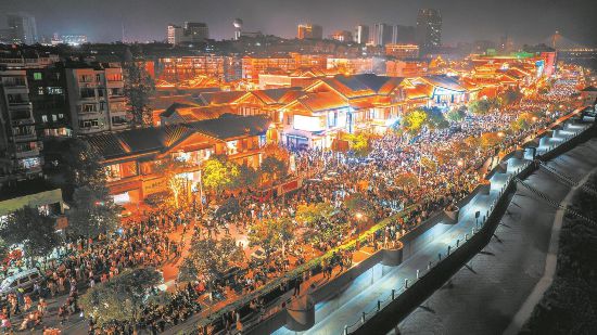 日前，航拍的安庆大南门特色文化街夜景。“五一”小长假期间，该文化街游客接待量突破32万人次。通讯员 路欣 杨磊 摄