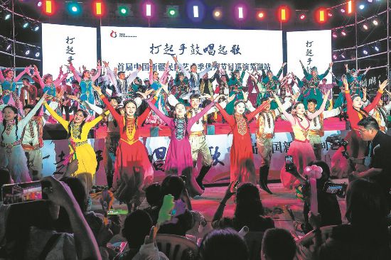 5月4日晚，首届中国新疆民间艺术季优秀节目巡演在芜湖市繁昌北站文化街区精彩上演。通讯员 肖本祥 摄
