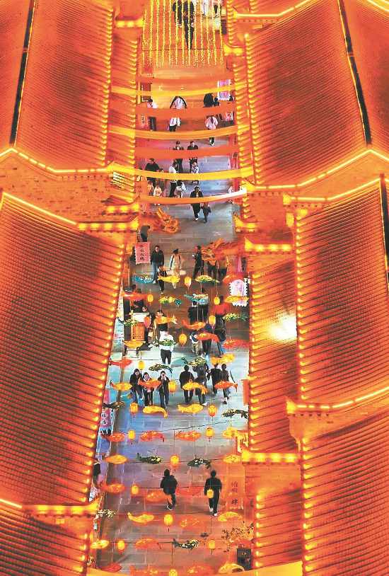 近日，在池州市贵池区马衙街道傩仙镇民俗文化街，游客欣赏夜景。通讯员 陈三虎 摄