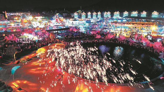 5月3日，在马鞍山市长江不夜城景区，民俗表演打铁花吸引了众多游客。记者 罗广心 摄