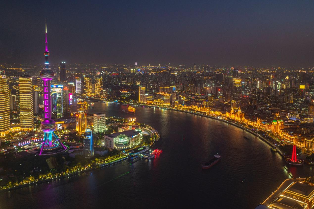 白玉兰广场观景平台俯瞰黄浦江两岸。人民网记者 王初摄