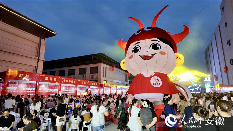 热气腾腾的烟火气点亮城市“夜经济”。人民网记者 汪瑞华摄